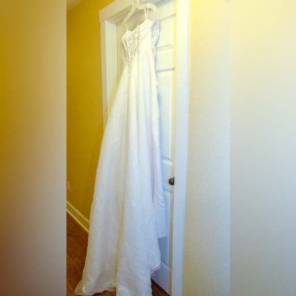 (BUNDLE!) 😍🔥 Wedding Dress, Underskirt, Veil and Bridal Gloves 🥹✨ - Picture 8 of 13